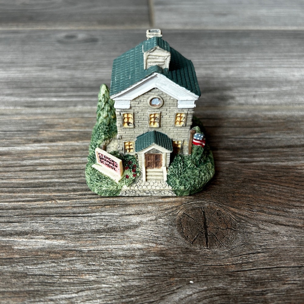 Americana‎ Collection AHIII The Clemens School House Village Miniature Figurine